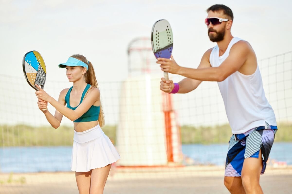 O beach tennis pode ser praticado de maneira segura (Imagem: Master1305 | Shutterstock)