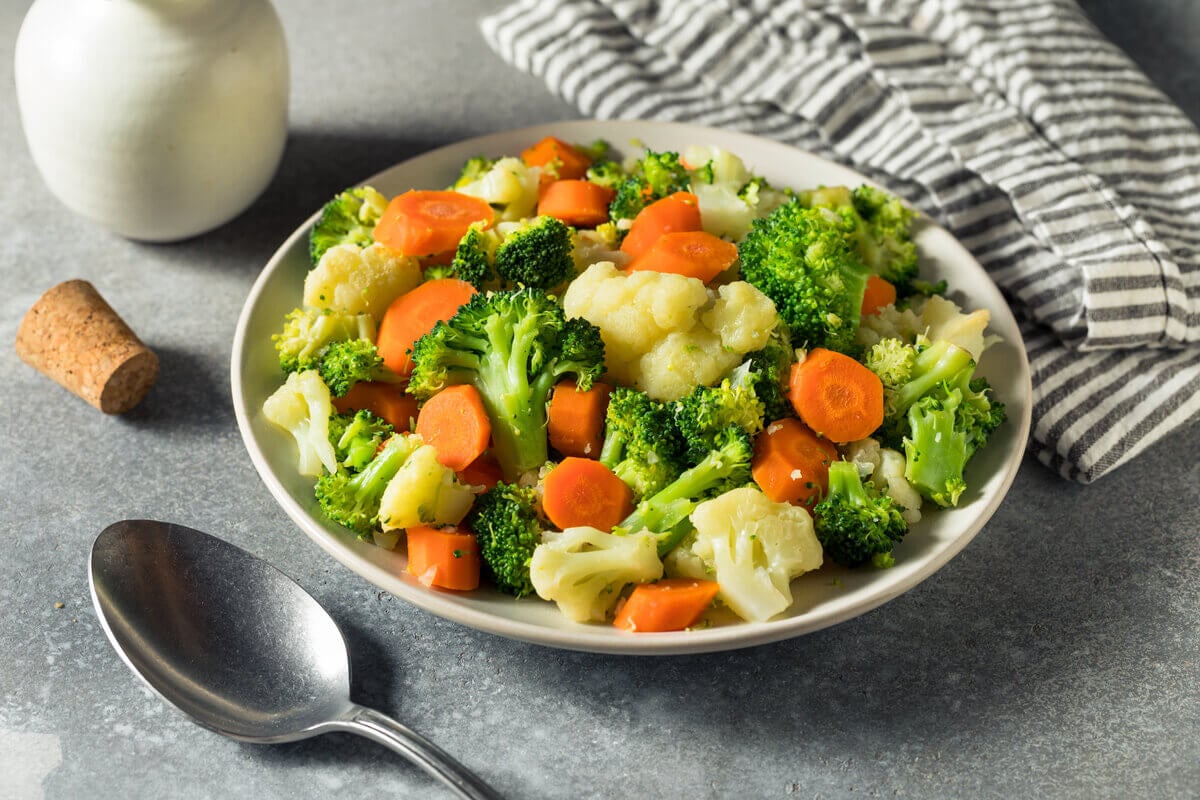 Salada de brócolis com cenoura e couve-flor (Imagem: Brent Hofacker | Shutterstock)