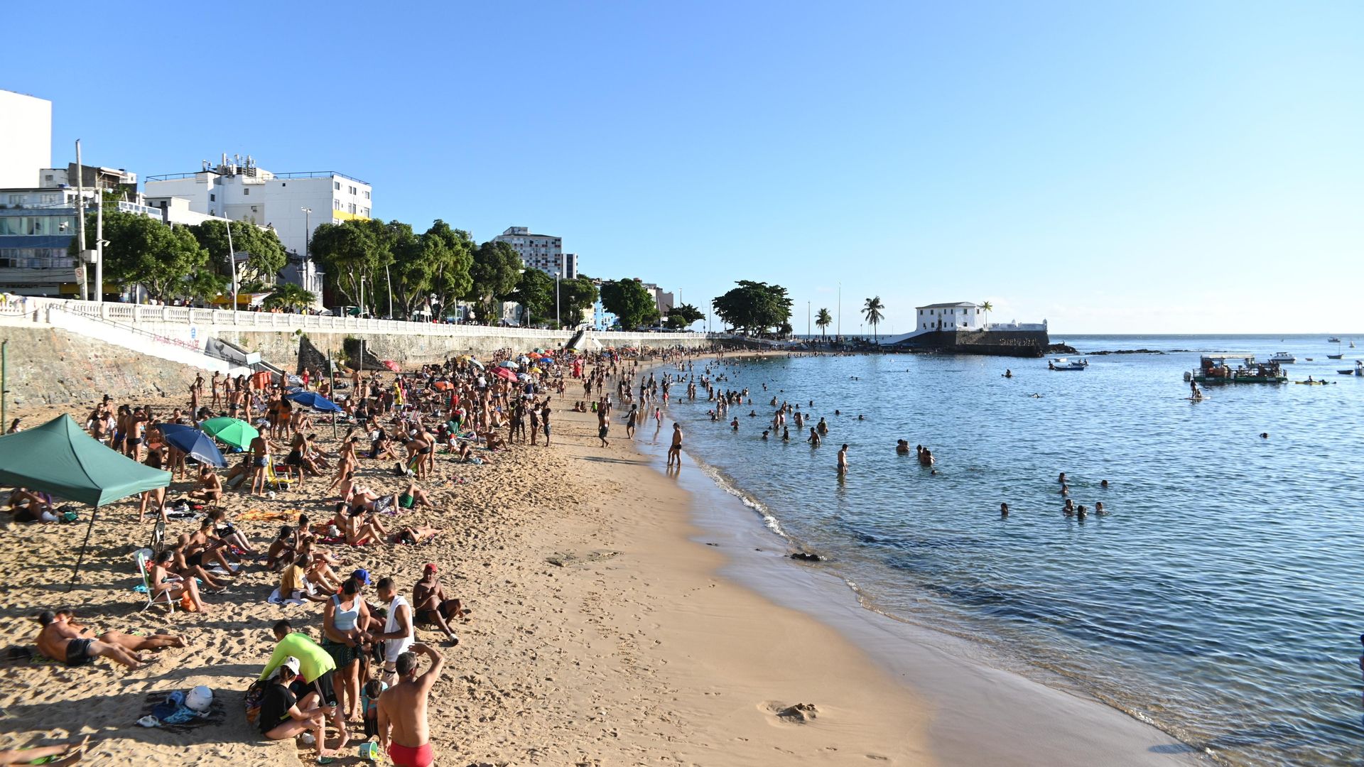 Imagem - Sem cadeiras e sombreiros, banhistas aproveitam ‘areia livre’ no Porto da Barra