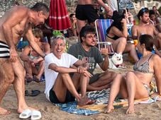 Imagem - Caetano Veloso aproveita fim de tarde no Porto da Barra