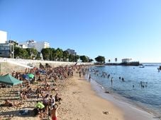 Imagem - Sem cadeiras e sombreiros, banhistas aproveitam ‘areia livre’ no Porto da Barra