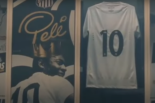 Camisa aposentada de Pelé no vídeo para Neymar