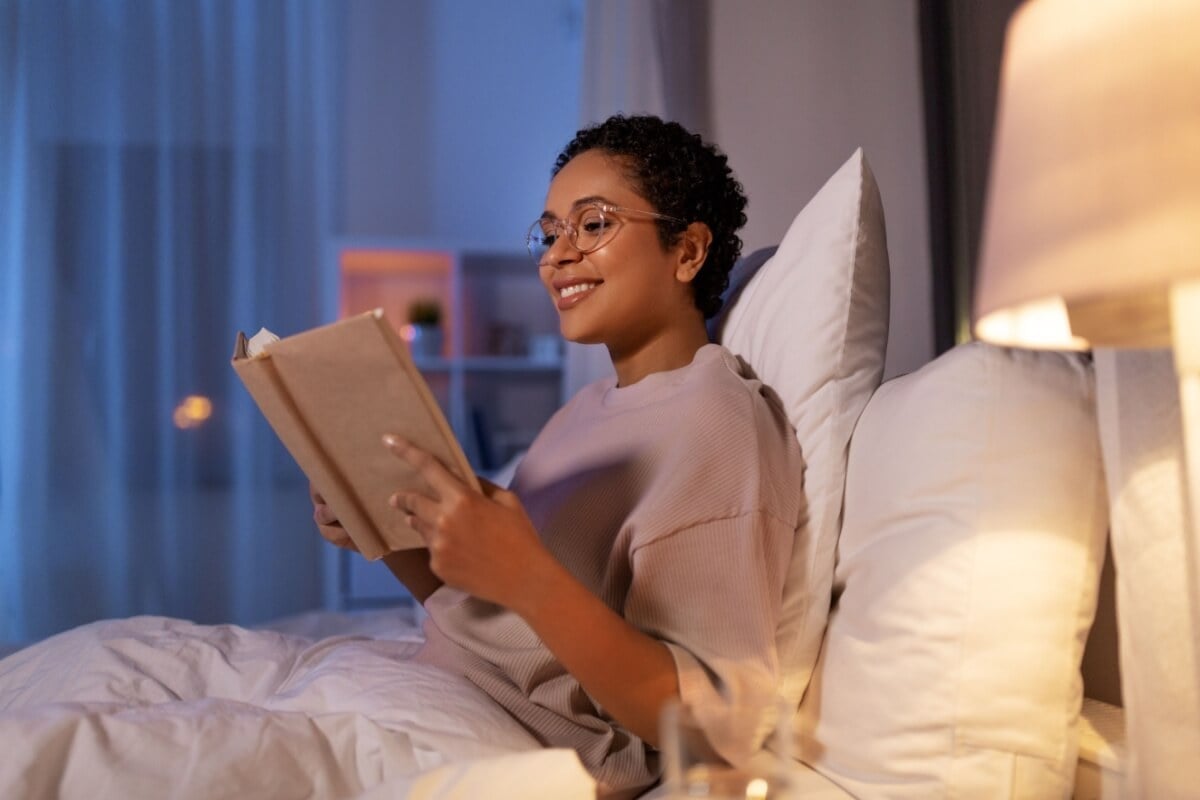 A leitura pode ajudar a aliviar o fardo do dia a dia e trazer diversos ensinamentos (Imagem: Ground Picture | Shutterstock)