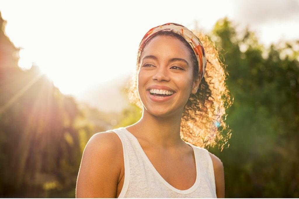 As faixas de cabelo são perfeitas para compor visuais leves e elegantes (Imagem: Ground Picture | Shutterstock)