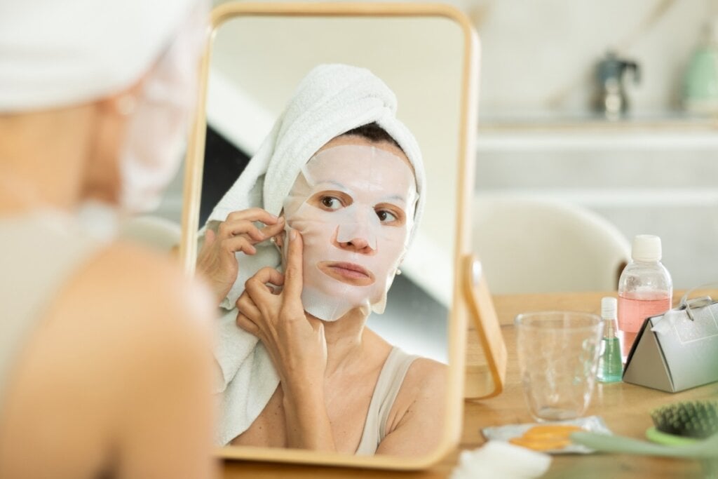 As máscaras faciais são um dos métodos que transformam qualquer pausa em um momento revigorante (Imagem: BearFotos | Shutterstock)