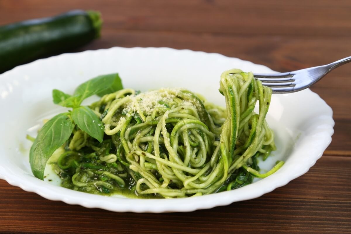 Espaguete de abobrinha com pesto de manjericão (Imagem: hiroamano | Shutterstock) 