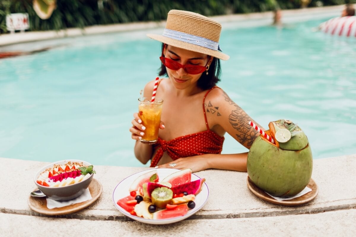 Manter uma alimentação balanceada durante o verão fortalece a imunidade e garante o bem-estar do corpo (Imagem: Svitlana Sokolova | Shutterstock)