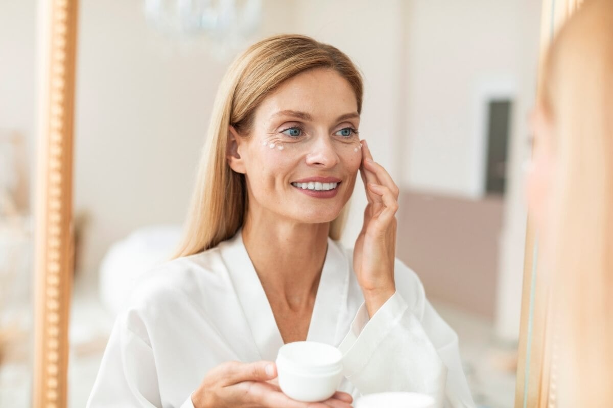 Tendências de beleza priorizam o autocuidado como uma estratégia para  as mulheres viverem bem (Imagem: Prostock-studio | Shutterstock)