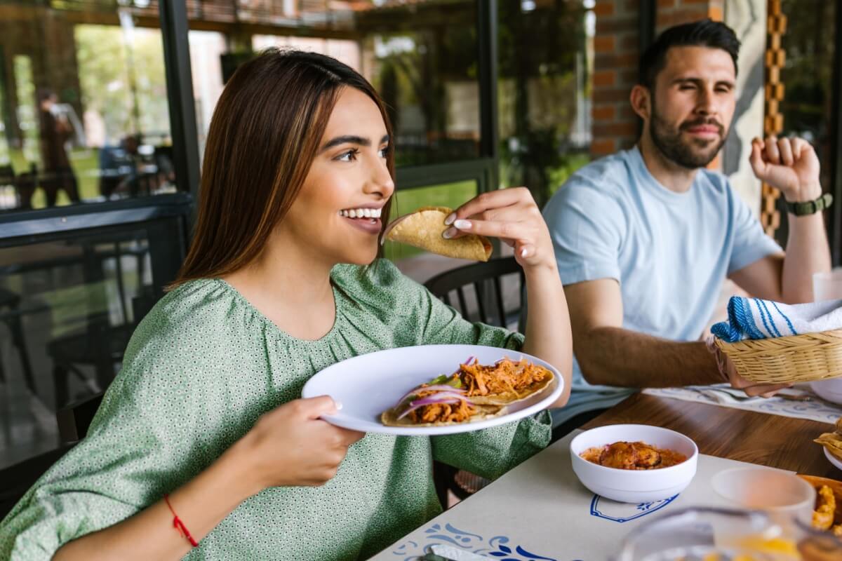 O cuidado com a alimentação ajuda a evitar intoxicação alimentar nas férias (Imagem: Marcos Castillo | Shutterstock)