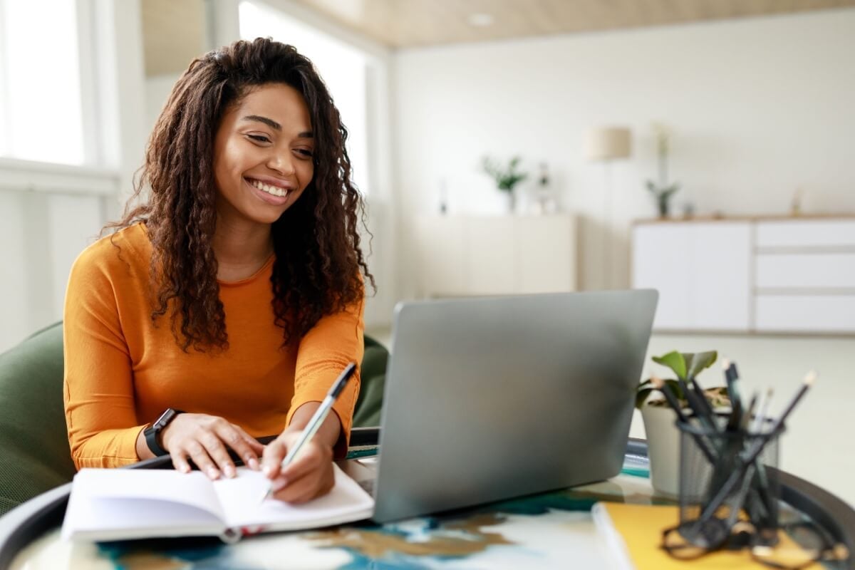 Uma rotina de estudos bem planejada pode transformar seu desempenho (Imagem: Prostock-studio | Shutterstock)
