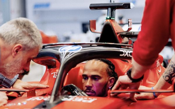 Hamilton em carro da Ferrari