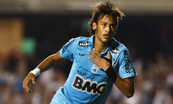 Neymar com a camisa azul do Santos