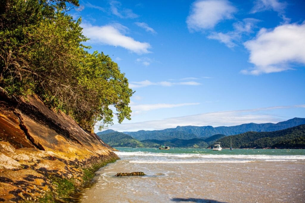 A Praia do Lázaro tem uma paisagem encantadora (Imagem: Joao D&#8217;Andretta | Shutterstock)