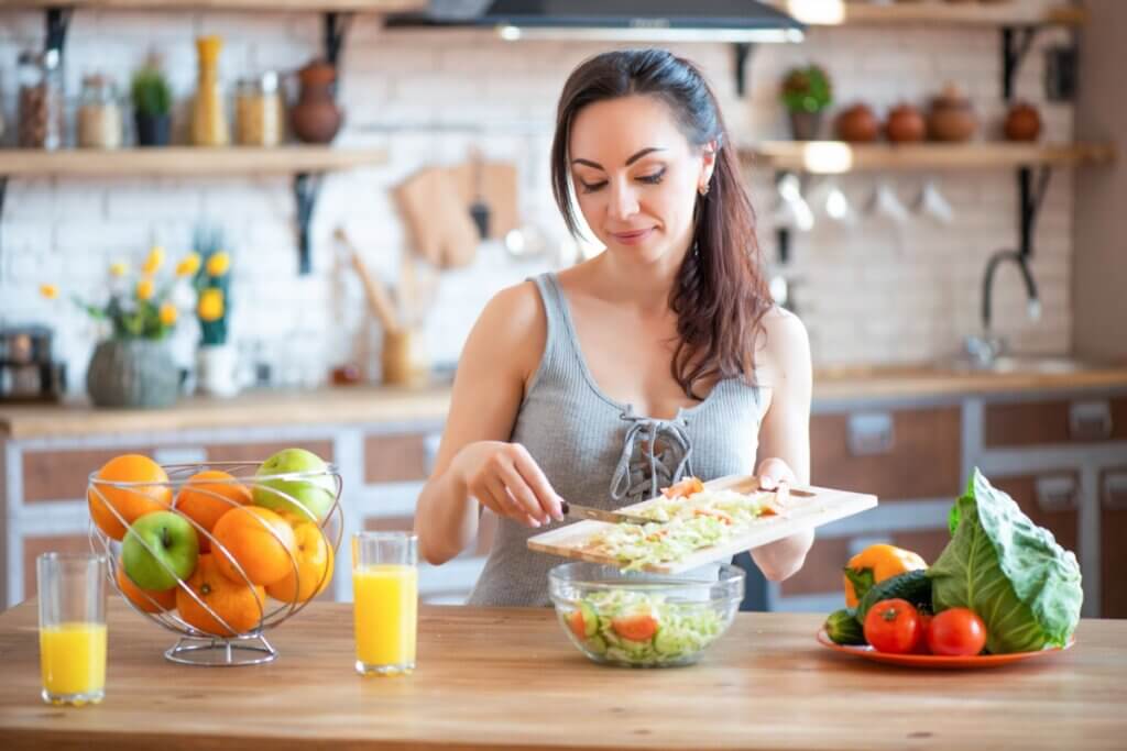 Manter uma alimentação equilibrada ajuda manter a saúde do corpo em dia (Imagem: Yarkovoy | Shutterstock)