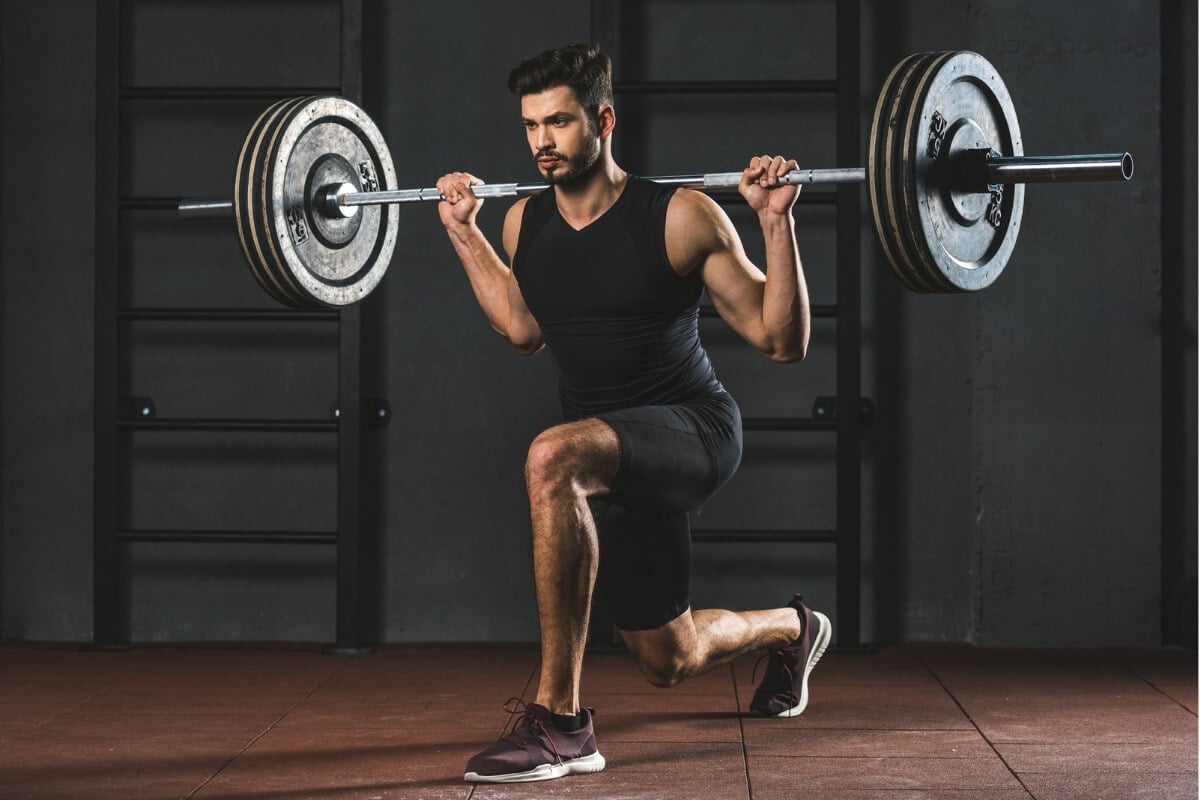 Musculação ajuda no ganho de massa muscular (Imagem: LightField Studios | Shutterstock) 