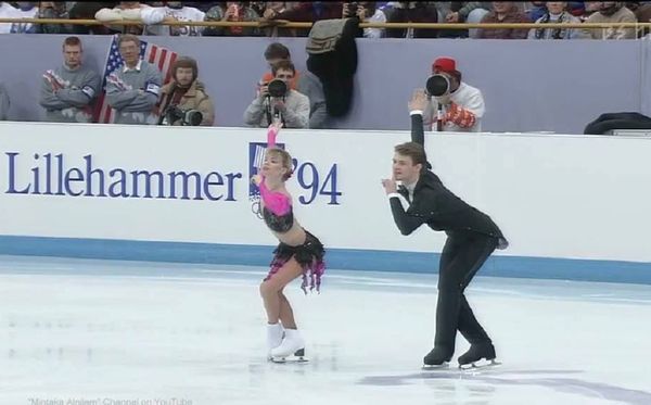 Evgenia Shishkova e Vadim Naumov durante competição em 1994