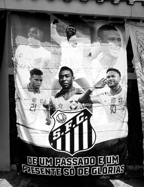 Rodrygo, Pelé e Neymar em bandeira do Santos