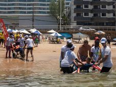 Imagem - Projeto oferece banho de mar assistido para PCDs em Salvador