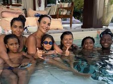 Imagem - Regina Casé e Ivete Sangalo curtem dia de piscina em família e trocam declarações