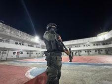 Imagem - Celulares, drogas e armas são apreendidos em celas de integrantes de facção carioca na Bahia