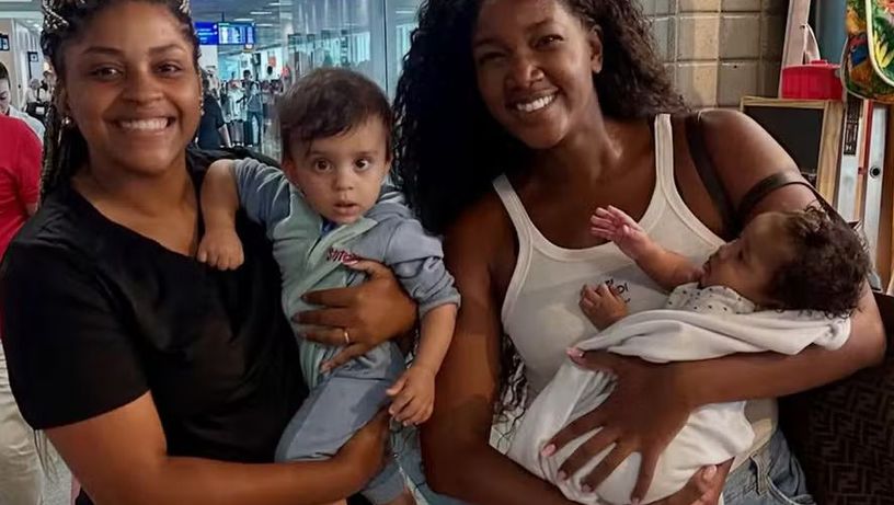 Imagem - Iza e Nala esbanjam simpatia com fãs em aeroporto na Bahia