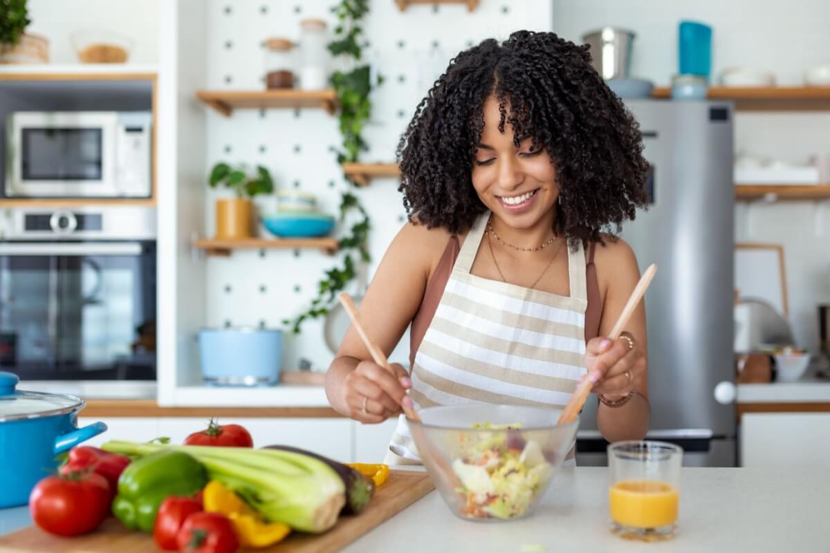 O cuidado com a alimentação é importante para ajudar a controlar a TPM (Imagem: Photoroyalty | Shutterstock)