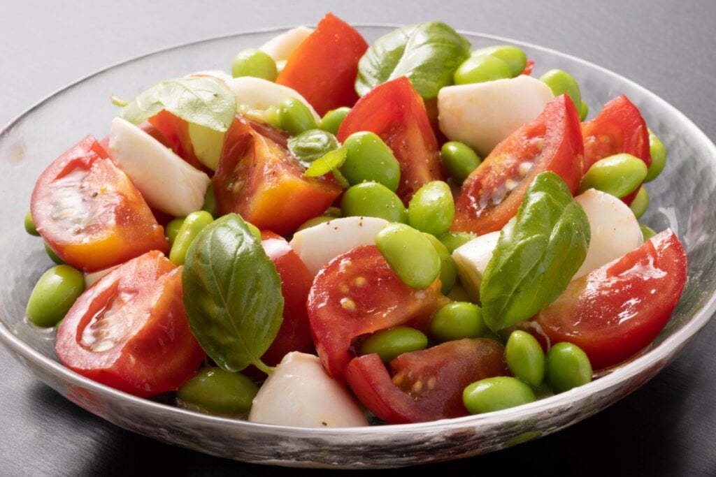 Salada de edamame com tomate, manjericão e muçarela de búfala (Imagem: KOHUKU | Shutterstock)