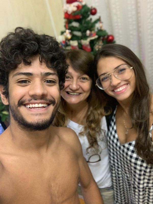 Gabriel Santana (ex-BBB23) com a mãe e a irmã