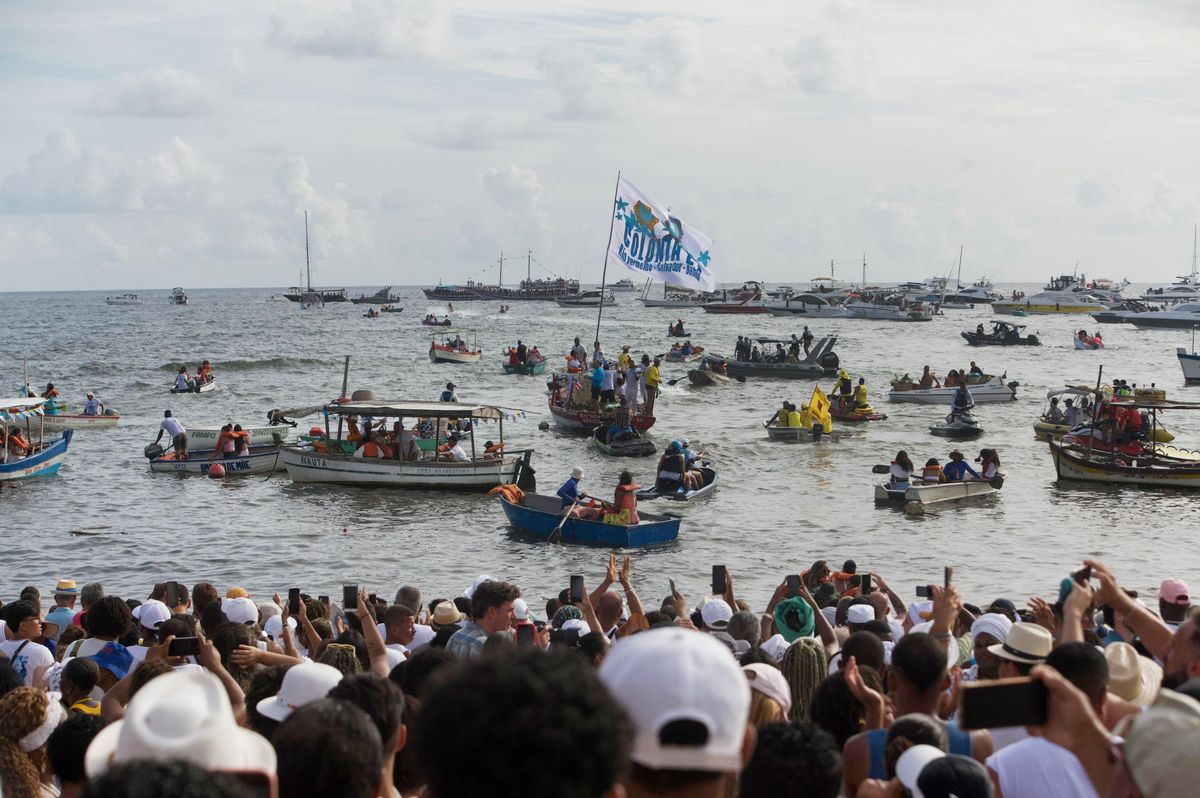 Nas areias, não é incomum que os presentes na festa registrem imagens em seus celulares, como neste registro de 2024