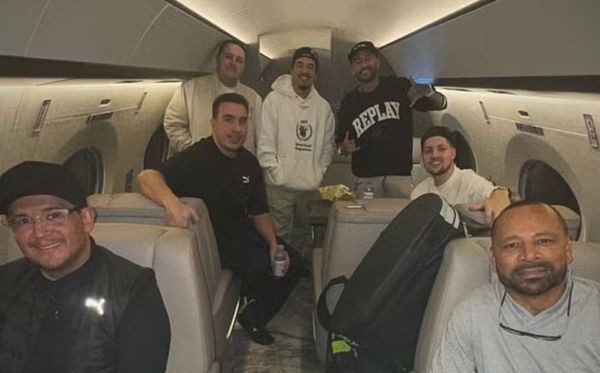 Neymar publicou foto em avião no retorno ao Brasil