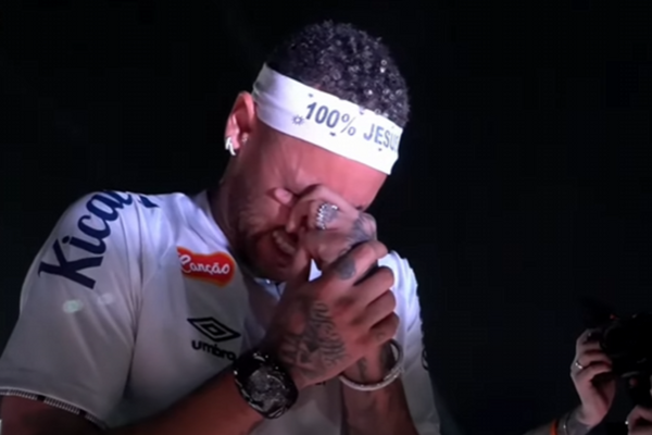 Neymar se emocionou em volta ao Santos