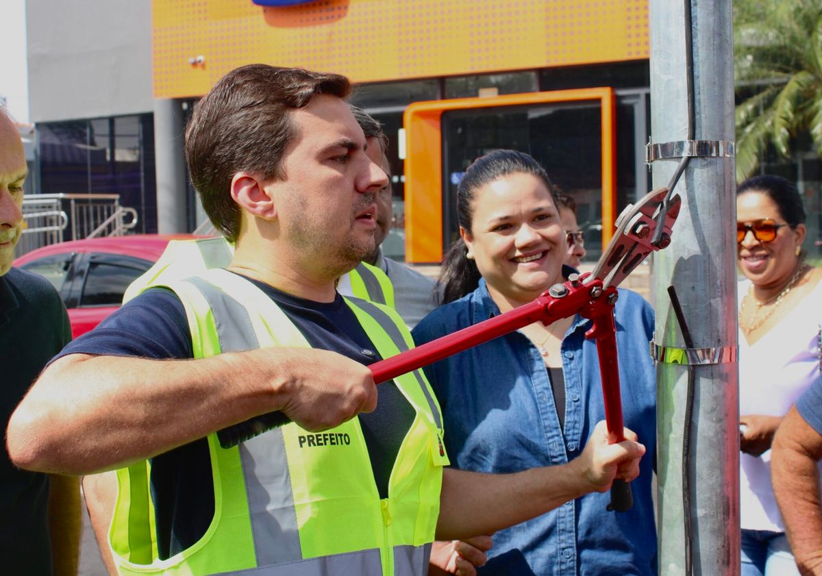 Prefeito Vinícius Camarinha desativando radares