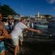 Imagem - Mar azul e branco: fiéis reverenciam Iemanjá nas águas do Rio Vermelho