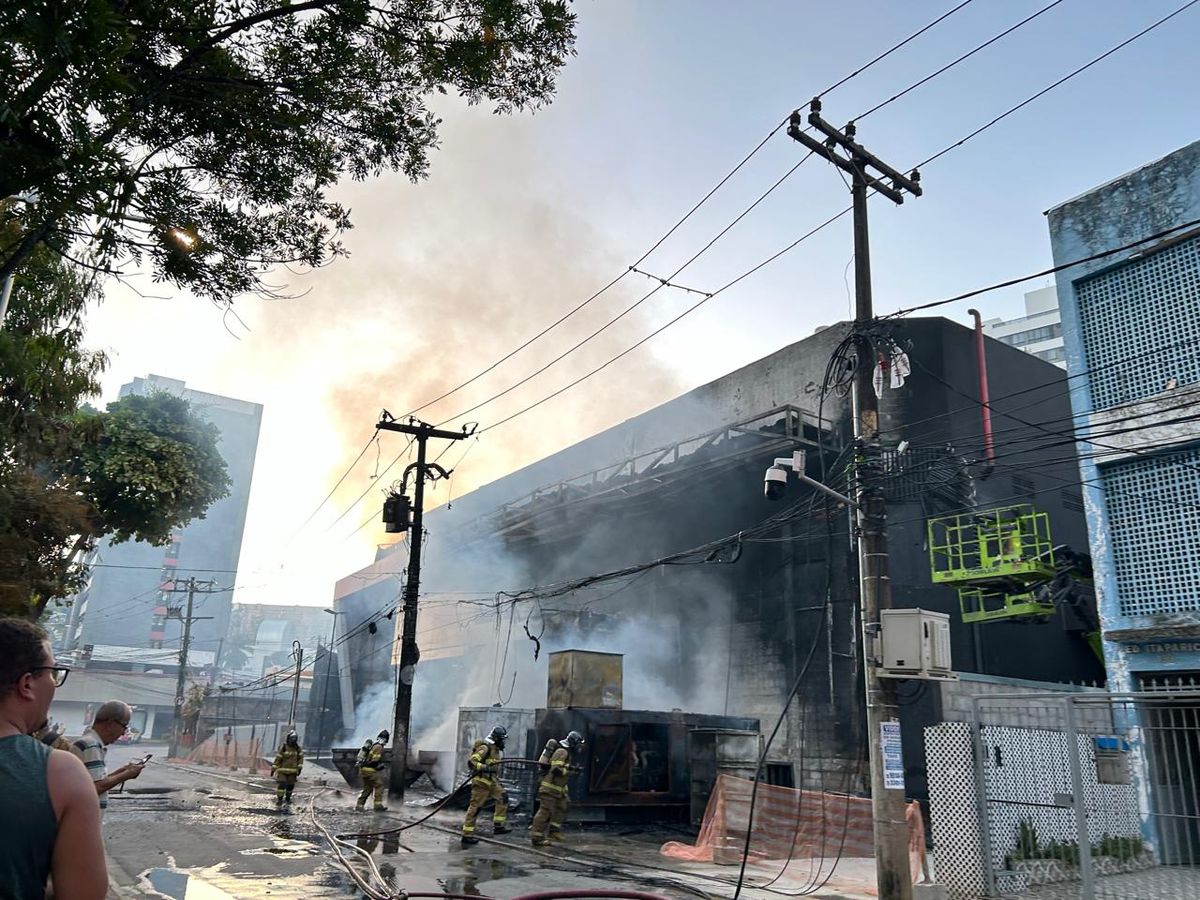 Incêndio atingiu fachada do supermercado