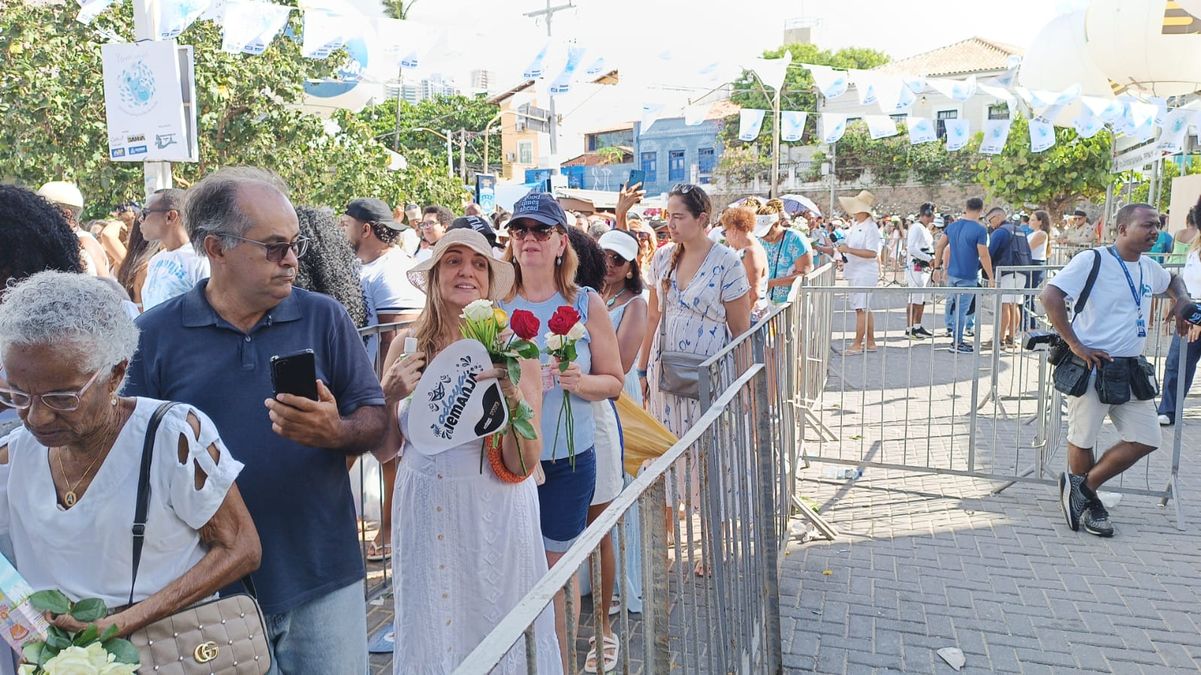 Vestidos de azul e branco, devotos de Iemanjá se aglomeram para presentear a Rainha das Águas no barracão Casa do Peso , no Rio Vermelho.