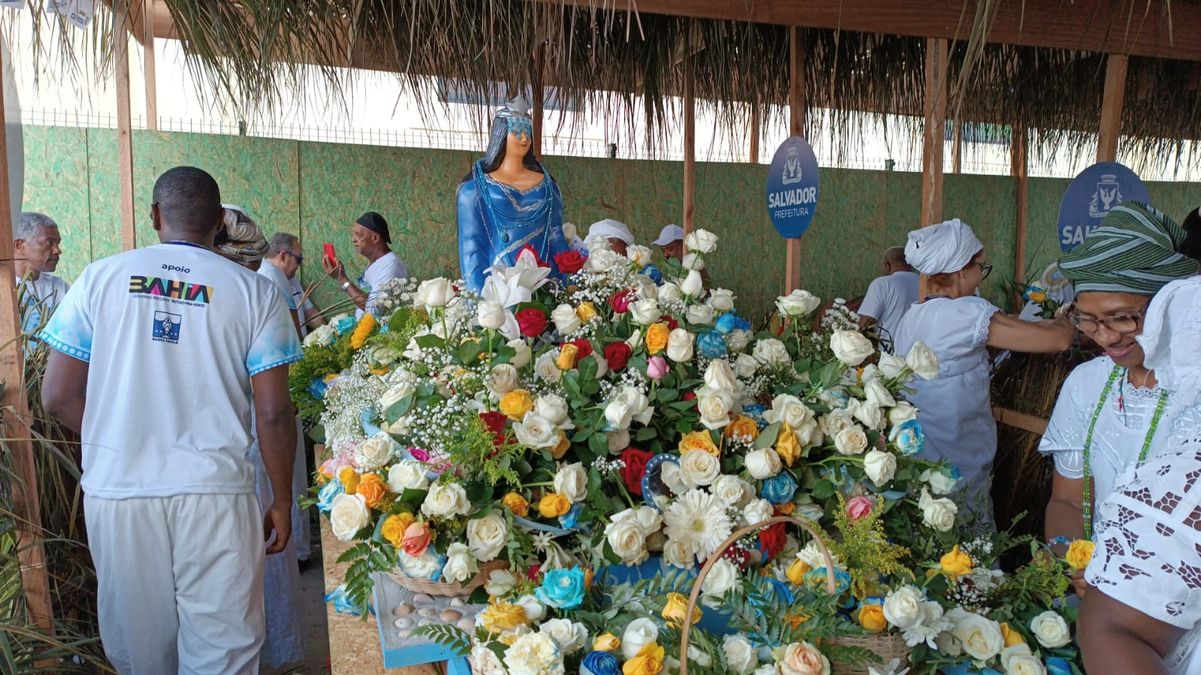Vestidos de azul e branco, devotos de Iemanjá se aglomeram para presentear a Rainha das Águas no barracão Casa do Peso , no Rio Vermelho.