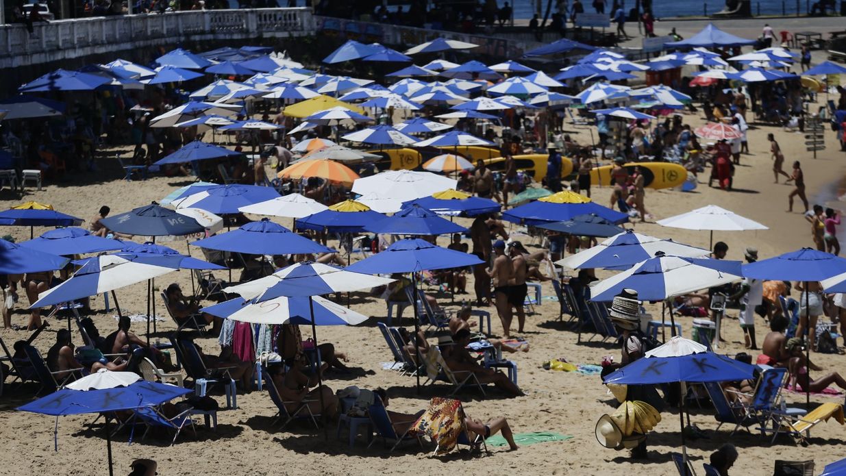 Imagem - Uma semana após limitação, sombreiros voltam a dominar o Porto da Barra