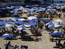 Imagem - Uma semana após limitação, sombreiros voltam a dominar o Porto da Barra