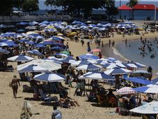 Imagem - Cadeiras e sombreiro são alugados por R$ 60 no Porto da Barra