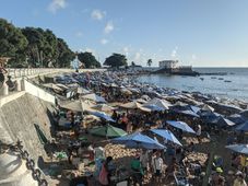 Imagem - Cadeiras e sombreiro são alugados por R$ 60 no Porto da Barra