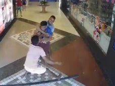 Imagem - Homem é agredido dentro de shopping em Fortaleza, retirado à força e executado com 10 tiros