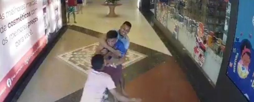 Imagem - Homem é agredido dentro de shopping em Fortaleza, retirado à força e executado com 10 tiros