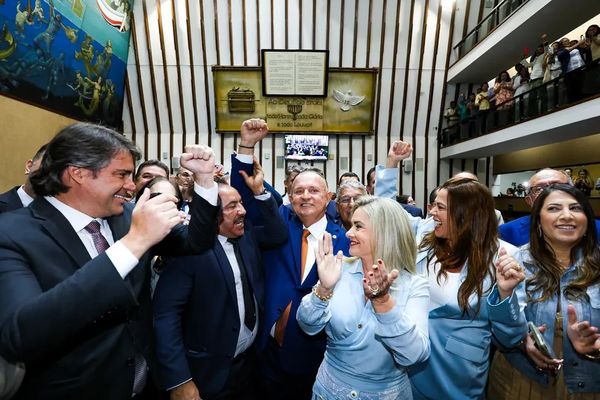 Adolfo Menezes após a vitória na Alba