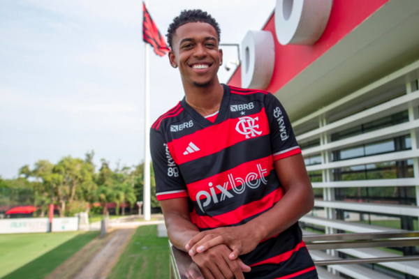 Carlinhos é o novo atacante do Vitória