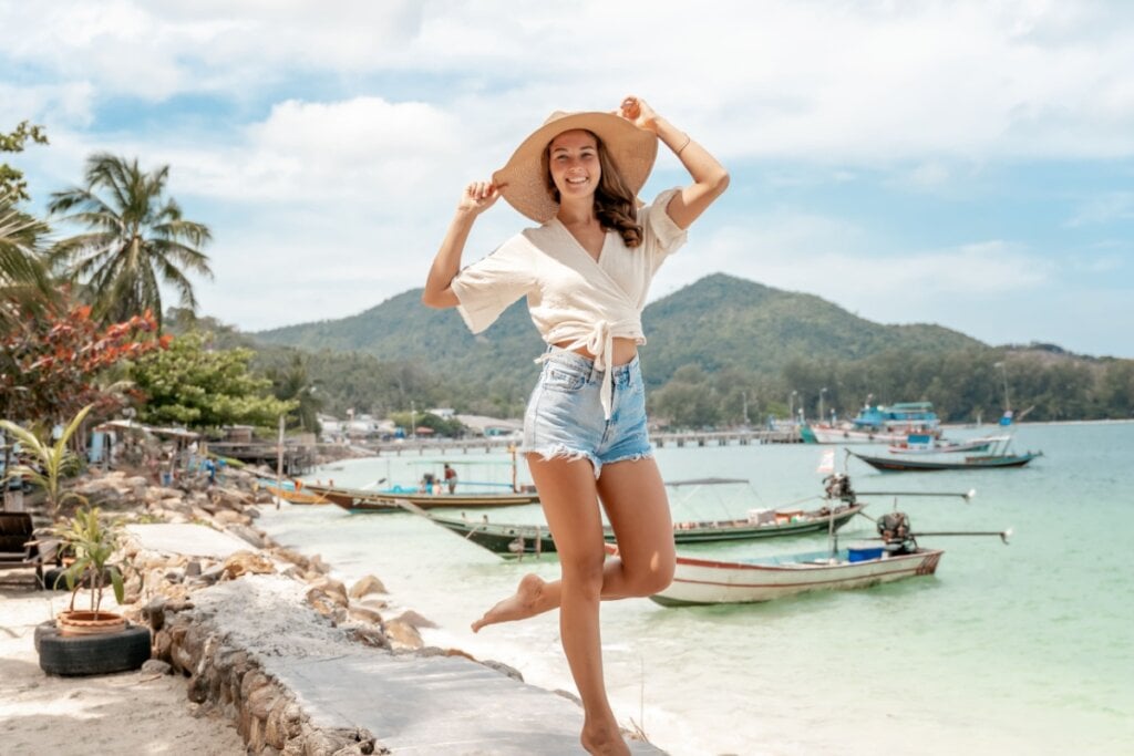 Na praia, é importante evitar ficar com a roupa molhada por muito tempo (Imagem: Olezzo | Shutterstock)