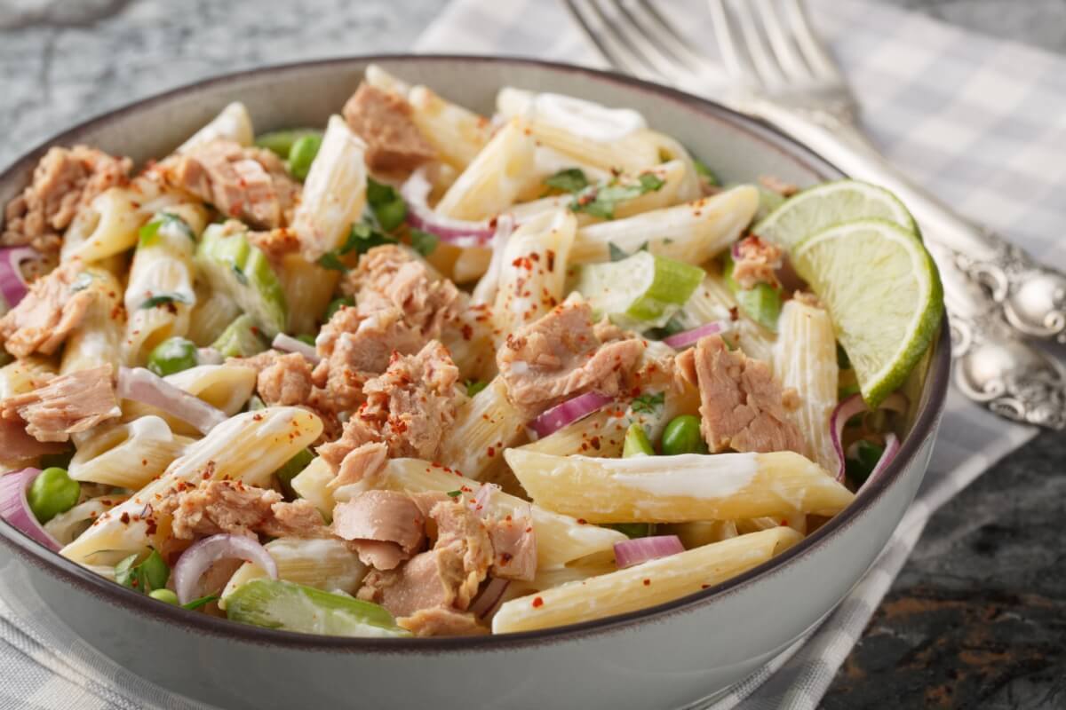 Salada de macarrão com iogurte e atum (Imagem: AS Foodstudio | Shutterstock)