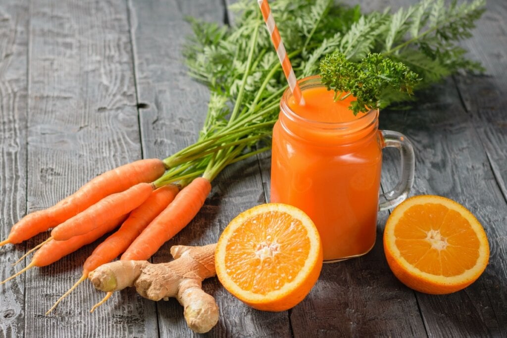 Suco de laranja, cenoura e gengibre (Imagem: VLADIMIR VK | Shutterstock)