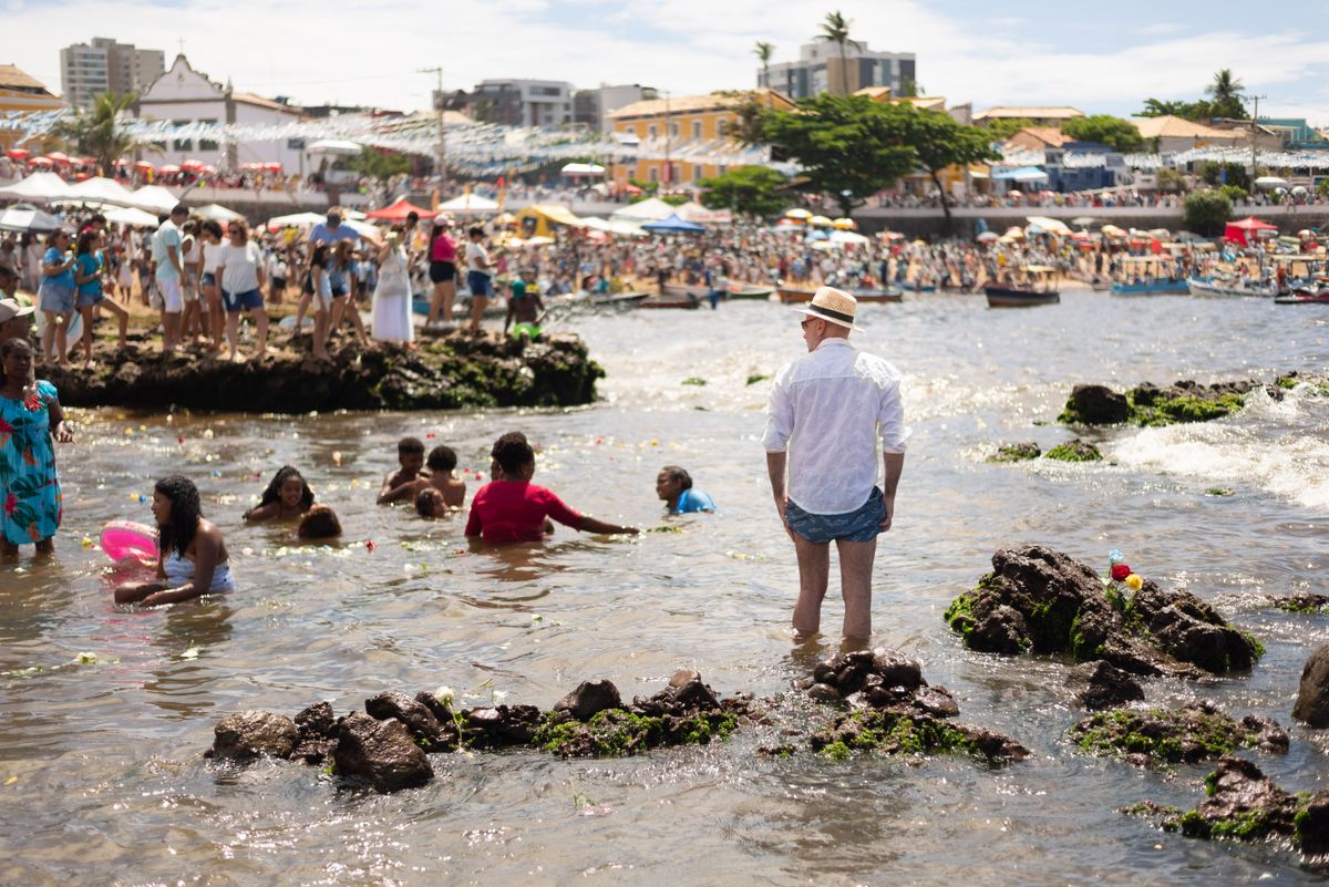 A Festa de Iemanjá leva milhares de pessoas ao Rio Vermelho por Shutterstock
