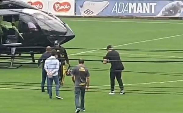 Neymar chegou de helicóptero no CT Rei Pelé