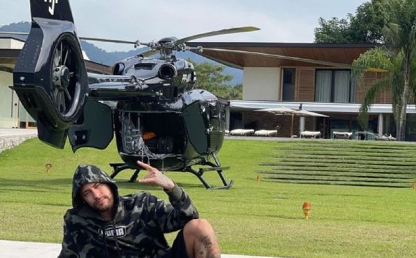 Neymar e seu helicóptero personalizado